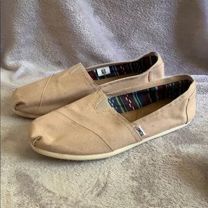 Women’s tan canvas classic toms